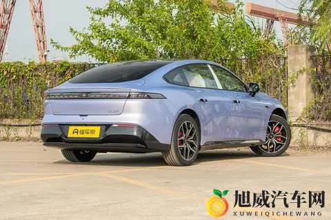 标配激光雷达+骁龙8295芯片，这款轿跑可以看看-1