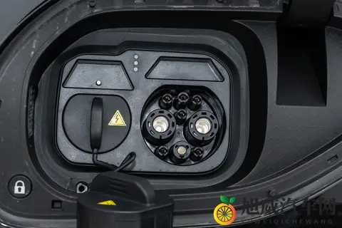 阿维塔06 2025款Ultra增程版：豪华、智能与实用兼备，适合年轻人-1