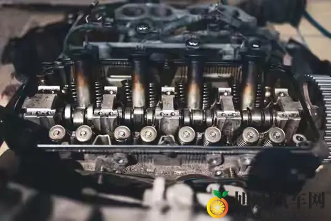 车满10万公里必看！这5处“隐形损耗点”没坏也得查，否则亏几万-3