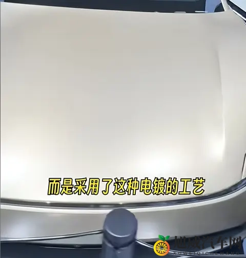 没方向盘，没脚踏板，只有俩座椅，特斯拉新车型亮相，评论区笑喷-1