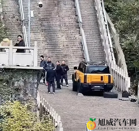 奇瑞汽车挑战天门山天梯失败，溜车撞坏护栏（原创）-3