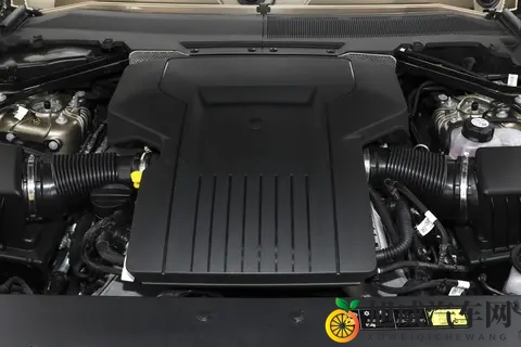 路虎卫士深度体验:V8 版 4 秒破百,硬派越野也能当家用-2