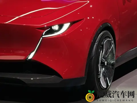 男生和女生一起拆拆很痛的免费：男女工程师联手，汽车维修效率翻倍？-3