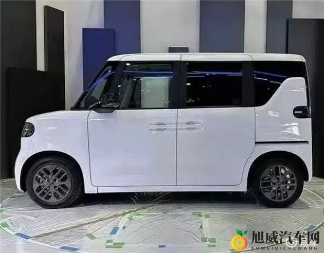 重囗味另类老太和小伙乱：奇特风味引发老少纷扰，另类互动引人瞩目-1