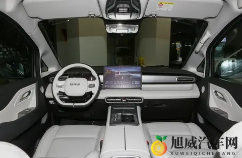 商务旅行女老板戴的帽子经典：时尚出行必备：女老板们的帽饰与座驾揭秘-2