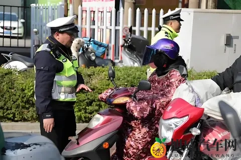 电动车禁用挡风被后，多个防寒新装备出现！网友：这下不怕查了-3