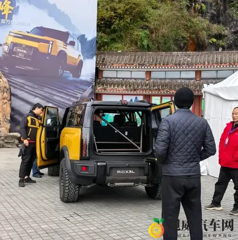 奇瑞汽车挑战天门山天梯失败，溜车撞坏护栏（原创）-2