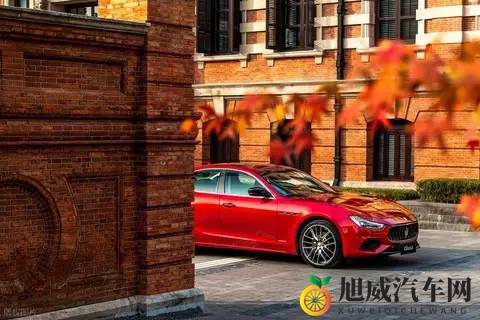 国产成人黄色：时尚色彩引领潮流，汽车新风采解析-1