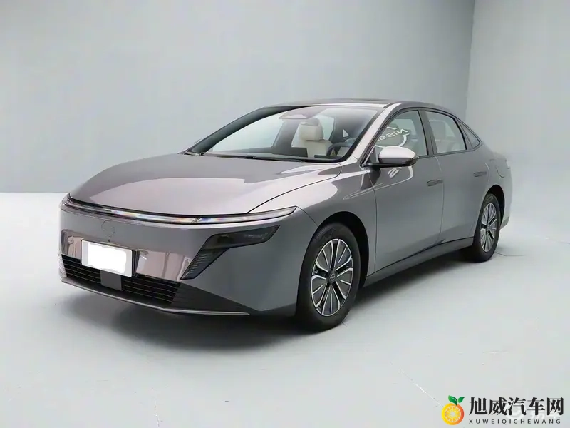 日产新插混中型车预售，酷炫外观，四轮独悬，续航180公里-1