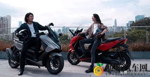 直降8K！本田佛沙350反向升级，雅马哈XMAX的中排踏板地位稳吗？-3