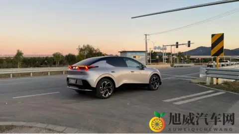 车圈追更银色领克Z20：颜值在线，身份悬念待解-1