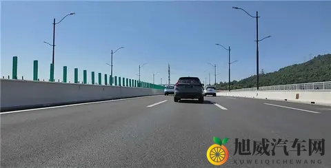 男生女生一起羞羞羞app下载：智能驾驶新应用：安全便捷出行新体验-2