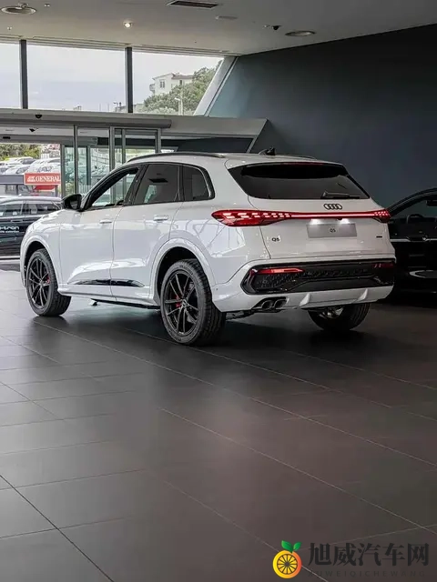 国产加长板上钉钉, 全新奥迪Q5海外实车曝光！内饰科技感直接拉满-2
