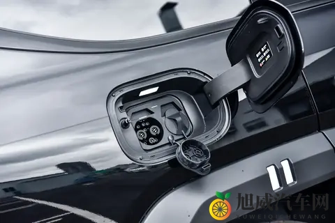 30 万级能渡水的方盒子！奇瑞新SUV 空悬+四驱，馈电油耗 795L-2