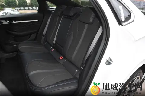 试驾体验吉利星瑞东方曜,操控用料依旧好评,10万级家轿优选!-1