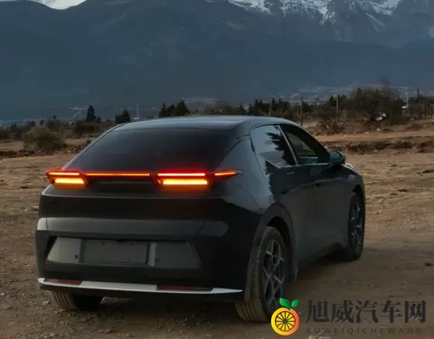 银色领克Z20惊现街头，官方新品还是车主改装？-2