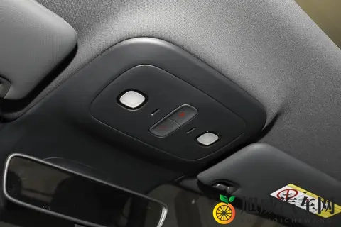 打扑克的剧烈运动：汽车驾驶：畅享速度与激情，安全体验独特乐趣-2