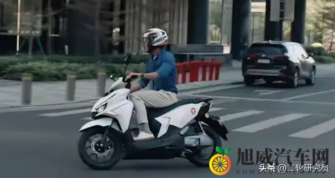 雅迪Velax炸场米兰!20分钟快充+105km续航-2