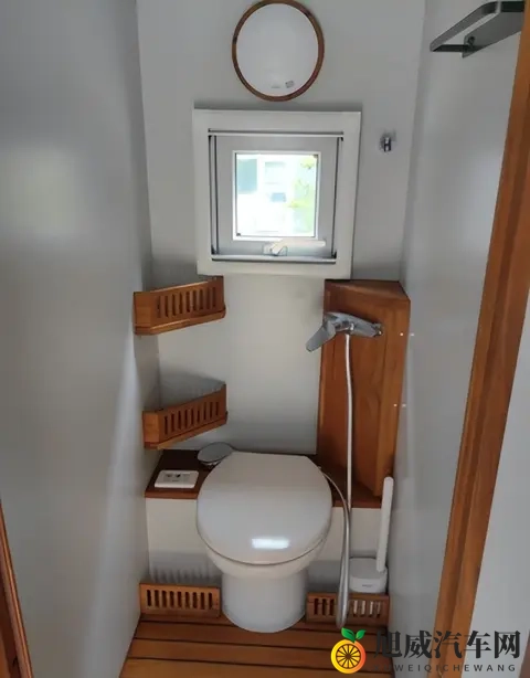 前面越野车，侧面小货车：这台奔驰‘四不像’，凭啥敢卖一百万？-1