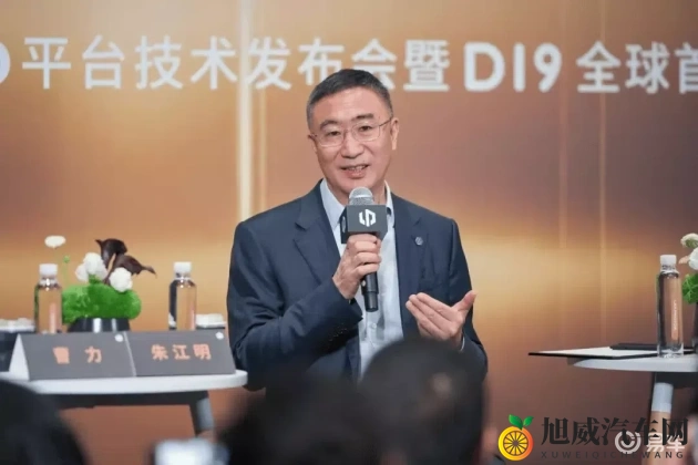 老头在公园吃女人奶：新能源汽车充电新体验，公园试驾引关注-1