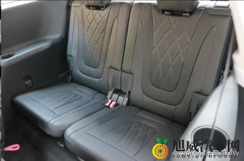 红旗HS7六座火了 有人夸它家用神车 有人骂智能太拉胯 到底谁在说谎-1