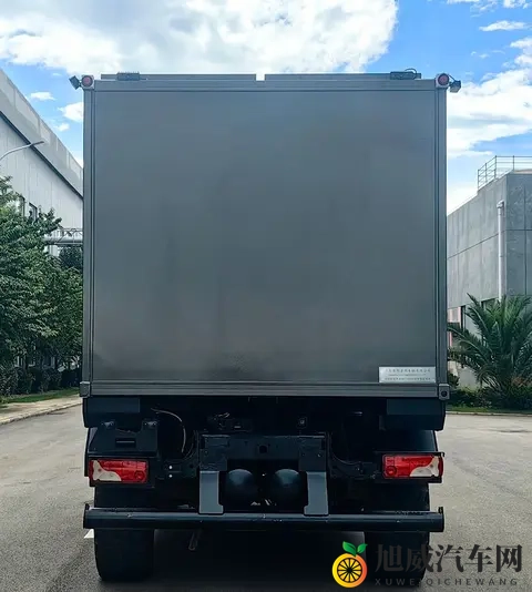 前面越野车，侧面小货车：这台奔驰‘四不像’，凭啥敢卖一百万？-2