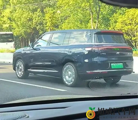智己LS9实车现身街头，配空气悬架+灵蜥数字底盘，尺寸大过问界M9-2