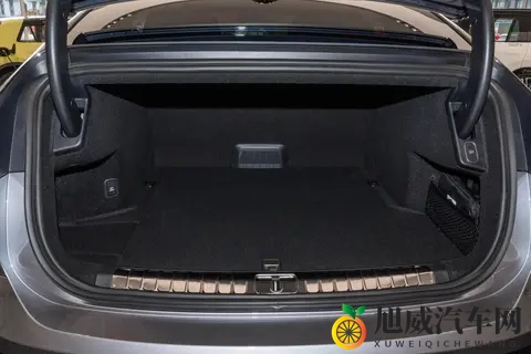 行政旗舰新“卷王”! 续航650km,  配置丰富,  蔚来ET9究竟有啥魅力?-3