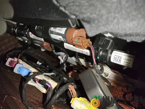 办公室桌震老板揉秘书胸：职场风波：办公桌下意外，老板触碰秘书敏感部位-2