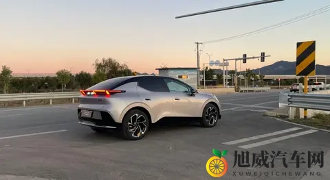 个性化成新能源SUV竞争新焦点，银色领克Z20现身引行业讨论-3