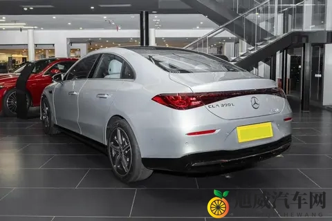奔驰新款家轿上市,6秒级加速,全系800V快充,配2挡变速箱-3