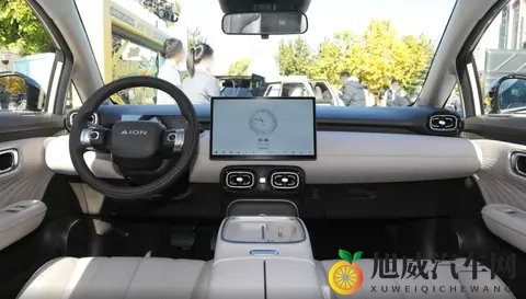 终于来了，京东首款车实车亮相，1号车拍出7819万-1