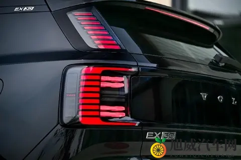 在激战正酣的电动车市场，沃尔沃带来了北欧精灵！试驾沃尔沃EX30-1