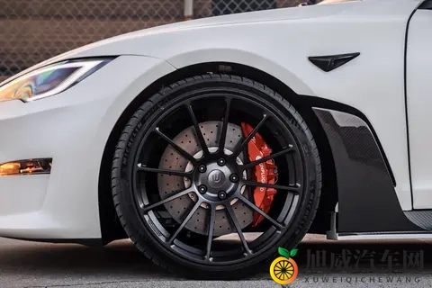 马斯克明确拒绝设立特斯拉高性能子品牌，专注自动驾驶研发-1