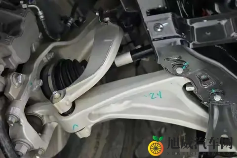 一撞就断！为何新能源车用粗壮的铝合金悬挂，却经常断轴崴脚？-1