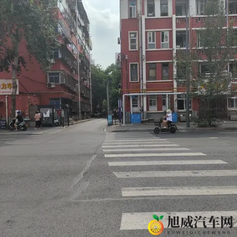 从斑马线礼让行人看路权之争：既是守法也是生存智慧-1