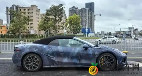 腾势Z敞篷版曝光：软顶设计＋32秒破百-1