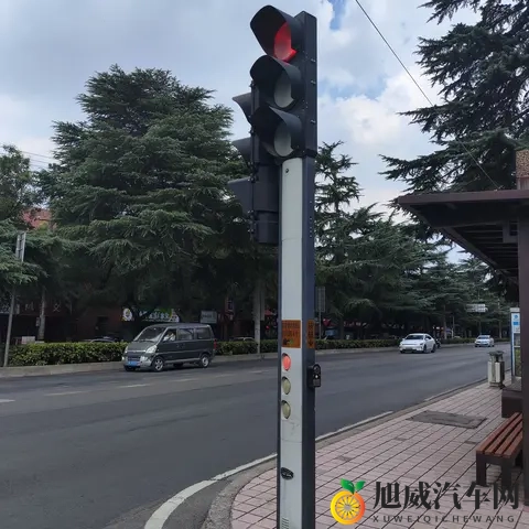 从斑马线礼让行人看路权之争：既是守法也是生存智慧-3