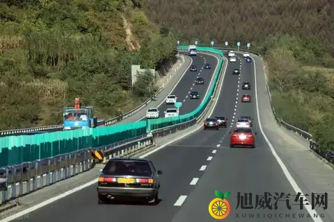 燃油车会被淘汰吗?假期去跑一趟高速,你也许就清楚了!-1