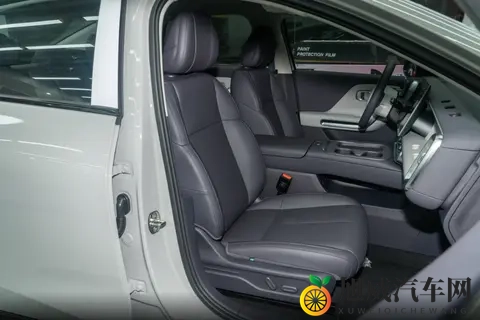 家用纯电轿车怎么选？10万预算试驾零跑B01，说说我的真实感受！-2