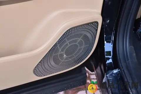 1398万起，四驱+230km纯电续航，蓝电E5 PLUS还送轮上三室一厅-1