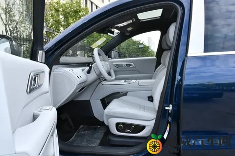 华为辅助驾驶+零重力座椅，大6座SUV这台深蓝S09如何？-1