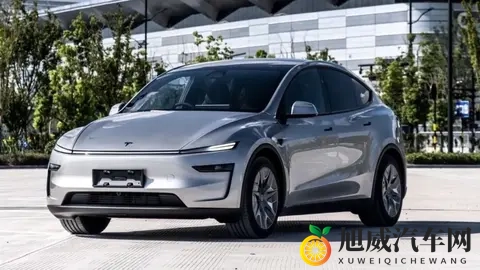 带爸妈去试特斯拉 Model Y L，说 “买 6 座车就图咱仨坐得舒服”。-3