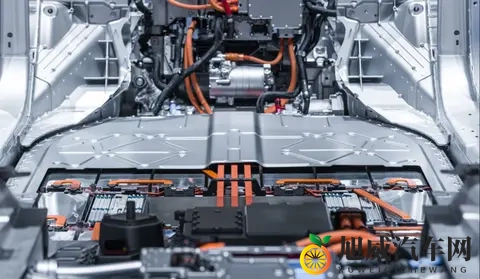 这么容易自燃，到底哪个才更好？磷酸铁锂和三元锂的真相！-1