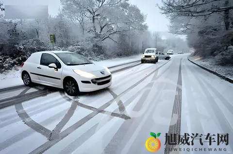 驾校教练骂爆的操作：手动挡3档起步？车没动先废半条命！-2