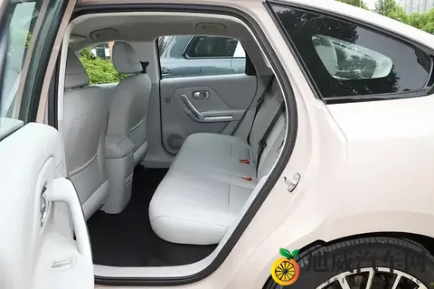 连续两月销量破万，这台10万级纯电家轿值不值得考虑？-3