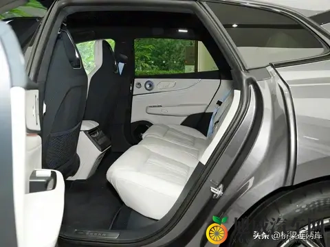 极氪001降价至269万！900V架构让燃油车慌了-1