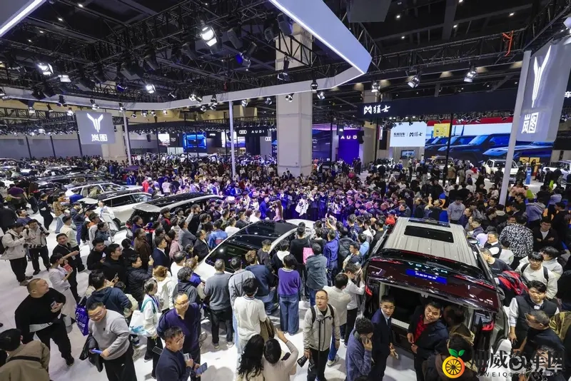 岚图泰山郑州车展首秀：中式豪华+华为黑科技，实力够狠-1