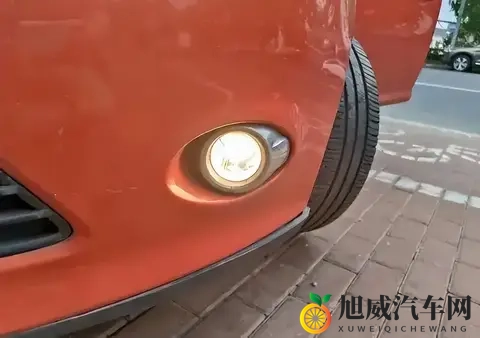 后雾灯为何必须是红色？安全设计有讲究-2