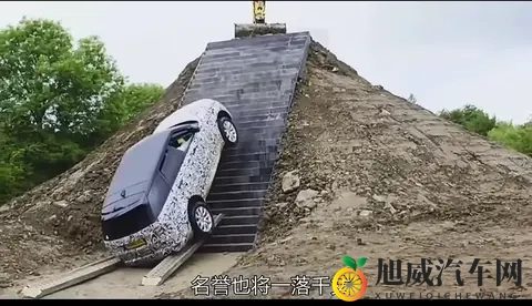 奇瑞爬天门山溜车撞护栏！对比路虎当年封神操作，国产车差在哪？-1